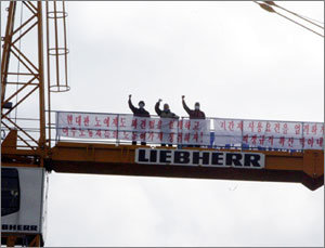 국회내 50m 타워크레인 시위민주노총이 26일 시한부 총파업에 들어간 가운데 전국타워크레인노조 이수종 위원장 등 비정규직 단체 대표들이 이날 서울 영등포구 여의도 국회도서관 증축공사 현장의 50m 높이 타워크레인에 올라가 농성을 벌이고 있다. 김경제기자