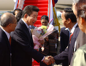 제8차 ‘동남아시아국가연합(ASEAN)+한국 중국 일본’ 정상회의 참석차 28일 라오스를 방문한 노무현 대통령이 수도 비엔티안 공항에서 영접 나온 인사와 악수하고 있다. -비엔티안=박경모기자