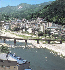 1000년 역사의 일본 3대 명천 가운데 하나인 게로온천. 산중의 마스다 강변에 90여개의 온천여관이 있다. -사진제공 기후현청