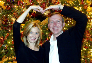 ‘남편은 자동차 만들고 아내는 비행기 몰고.’ 한국닛산자동차 케네스 엔버그 사장(오른쪽)과 부인 멜린다 엔버그 여사가 크리스마스트리 앞에서 ‘하트’를 만들어 보이고 있다. 부인은 경력 15년차의 파일럿. 박영대기자