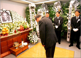 삼성서울병원에 마련된 고 김춘수 시인의 빈소에서 한 조문객이 고인을 추도하고 있다. 원대연기자