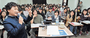 29일 오후 서울 연세대학교 빌링슬리관에서 지은희 여성부 장관이 성매매특별법의 의의와 전망이라는 주제로 특강을 하고 있다.-안철민기자