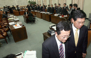 한나라 의원들 퇴장1일 국회 법제사법위원회에선 한나라당 의원들이 퇴장한 가운데 열린우리당 의원들이 기립표결로 공정거래법 개정안을 통과시켰다. 한나라당 김성조(오른쪽) 김재경 의원이 나란히 회의장 밖으로 나가고 있다.-사진제공 법사위