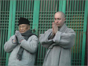 생전에 숭산 큰 스님과 함께 한 현각 스님(오른쪽).사진제공 현각 스님