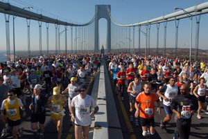 보스턴과 뉴욕, 런던 등 세계적 도시를 달리는 마라톤대회는 단순한 스포츠 행사가 아닌 문화축제로 마라톤 동호인들의 관심을 모으고 있다. 사진은 2002년 열린 뉴욕마라톤의 출발 모습. 사진제공 뉴욕마라톤사무국