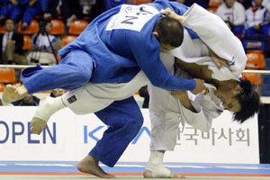 ‘일본 10대’에 쓰러진 올림픽銀3일 제주 한라체육관에서 열린 2004 KRA컵 코리아오픈 국제유도대회 남자 100kg급 결승전. 2004 아테네 올림픽 은메달리스트 장성호(오른쪽)가 일본의 이시이 사토시에게 공격을 시도하고 있다. 이시이가 연장전에서 허벅다리걸기 유효를 빼앗아 우승. 제주=박영대 기자