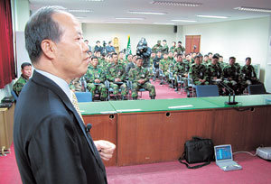 허태학 삼성석유화학 사장이 3일 강원도 중동부전선 육군 노도부대에서 간부 장교들을 상대로 ‘변화와 혁신’을 주제로 강연하고 있다. 허 사장은 이날 강연에서 리더십의 중요성을 강조했다. 사진 제공 삼성석유화학