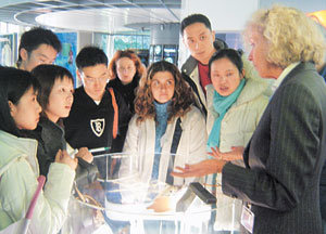 ‘2004 바이엘 청소년 환경대사 프로그램’에 참가한 12개국 대학생들이 독일 레버쿠젠 바이엘 본사 내 실험실에서 화학약품 제조과정에서 나오는 독성 폐기물의 처리 등에 대한 설명을 듣고 있다. 독일 레버쿠젠=이정은기자
