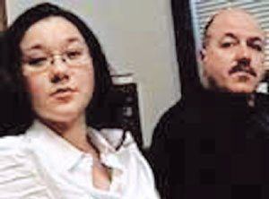 2002년 24년 만에 해후한 버나드 케릭 씨(오른쪽)와 딸 리사씨. 사진 제공 뉴욕포스트