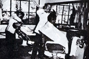 1954년 말 서울 시내의 한 이발소 풍경. 당시에는 짧고 단정한 머리가 보편적이어서 성인 남성들은 한 달에 두 번 정도 이발소를 찾았다고 한다. -서울600년사 자료사진