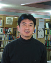 광주에서 서점 ‘청년 글방’을 운영하며 활발한 문학 비평 활동을 벌이고 있는 김형중 씨. -광주=권기태 기자