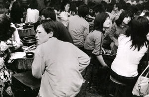 1980년대 초반 대학가 막걸리 집의 풍경. -동아일보 자료사진