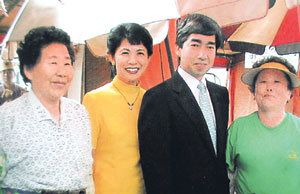2002 월드컵축구대회 기간 중 일본 왕족으로는 처음 한국을 공식 방문해 부산의 자갈치 시장을 찾았던 고 다카마도노미야 씨와 그의 부인(가운데). 도쿄=연합