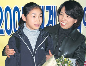 피겨요정 “좀 쉬고 싶어요”한국 피겨의 역사를 새로 쓰고 있는 김연아(왼쪽)가 7일 인천국제공항에서 어머니 박미희 씨와 함께 귀국 인터뷰를 하고 있다. 인천=김성규 기자