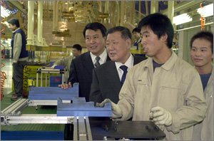 정몽구 현대-기아자동차그룹 회장(앞줄 가운데)이 8일 중국 베이징현대자동차 공장에서 생산라인을 점검하고 있다. 사진 제공 현대-기아자동차그룹