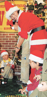 ‘골프 여왕’ 박세리(CJ)가 8일 결식아동 돕기 행사에서 산타클로스 복장을 한 채 어린이들과 즐거운 시간을 보내고 있다. 신원건 기자