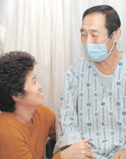 부인과 아들에게서 신장과 간을 이식받아 건강을 되찾은 김근년 씨(오른쪽). 연합