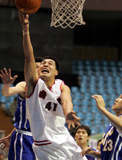 ‘군인 정신으로.’ 9일 잠실실내체육관에서 열린 2004 농구대잔치 상무와 중앙대의 경기. 상무 서영권(41번)이 중앙대 밀집수비를 뚫고 레이업슛을 하고 있다.-연합