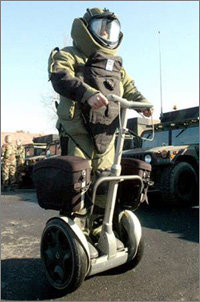 스쿠터 타고 폭발물 처리9일 경기 의정부시 캠프 클라우드에서 주한미군 폭발물처리반 대원이 온몸을 짓누르는 방호복의 무게 때문에 전동스쿠터(세그웨이)를 타고 이동하고 있다.의정부=연합