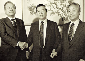 이민우 전 신민당 총재(왼쪽)가 1985년 10월 12일 서울 동교동 김대중 전 대통령(가운데) 사저에서 김 전 대통령, 김영삼 전 대통령과 회동했다. -연합