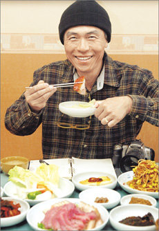 허영만 화백이 서울 종로구에 있는 홍어 요리집 ‘순라길’에서 홍어 삼합을 취재하고 있다. 박영대 기자