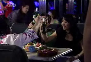 연속극 중 음주 장면이 회당 평균 2.6회로 가장 많은 것으로 집계된 KBS2 ‘애정의 조건’. KBS 방송 화면캡처