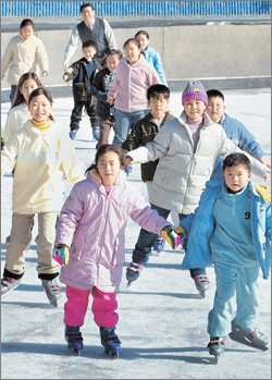 겨울방학을 이용해 스케이트, 스키 등을 배워보면 몸도 마음도 더욱 튼튼해진다. 어린이들이 즐거운 표정으로 스케이트를 타고 있다.-동아일보 자료사진