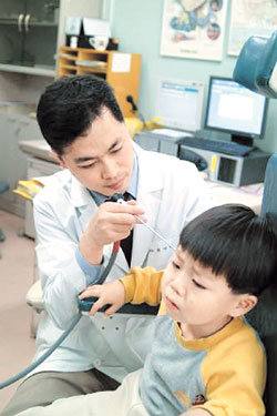 한 어린이가 귀내시경 검사를 받고 있다. 감기를 심하게 앓은 어린이가 청력이 떨어졌다면 삼출성 중이염일 가능성이 크다.사진 제공 세브란스병원