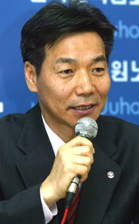 대한항공 조양호 회장이 자신의 사진작품을 모아 2005년 달력을 제작했다. 사진 애호가인 조 회장이 지인들을 위해 만든 내년도 달력에는 세계 각국의 풍경 사진 12점이 담겨 있다. 사진 제공 대한항공