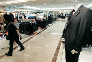 소비침체의 끝이 안 보인다. 14일 신사복을 파는 서울 시내의 한 백화점 매장 모습이 한산하기만 하다. 김동주 기자