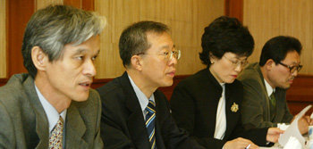 15일 오전 서울 서초구 서초동 팔래스호텔에서 열린 ‘헌법포럼’ 창립총회 및 창립 세미나에서 참석자들이 정부 여당의 이른바 ‘4대 입법’에 대한 입장과 ‘헌법 브나로드’라는 운영지침을 밝히고 있다. 왼쪽부터 송호근 서울대 교수, 이석연 변호사, 박영아 명지대 교수.-권주훈 기자