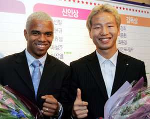 외국인 선수론 최초로 K리그 MVP에 오른 나드손(왼쪽)과 신인왕 문민귀가 투표판 앞에서 환하게 웃고 있다. 연합