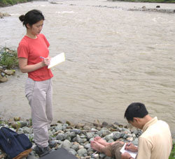 중국 양쯔강에서 암석시료를 채취하고 있는 허영숙 교수(왼쪽).사진 제공 허영숙 교수