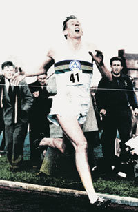 로저 배니스터가 1950년 출전한 1마일 경주에서 결승선을 지나고 있다. 사진 제공 생각의 나무