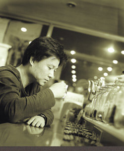 커피를 소재로한 소설을 펴낸 원재훈씨. 최근 한국의 해안선을 따라다니며 섬과 등대들을 취재하고 있는 그는 “작업이 끝난 뒤에 바닷가에서 마시는 커피 한잔이 큰 위로”라고 말했다. 사진 제공=늘푸른소나무