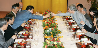 노무현 대통령(왼쪽 가운데)과 고이즈미 준이치로 일본 총리가 17일 저녁 일본 가고시마 현 이부스키 시 하쿠스이칸 호텔 만찬장에서 건배하고 있다. 두 정상의 회동은 올해 3번째이다. 이부스키(가고시마)=박경모 기자