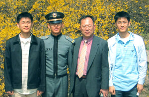 17일 육군사관학교 최종 합격자 발표로 육사 동문이 된 3부자. 오른쪽부터 이재영 군(65기), 아버지 이우형 중령(37기), 형 재훈 씨(63기).연합