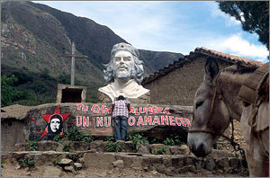 관광상품된 체 게바라 흉상혁명가 체 게바라가 1967년 볼리비아군에게 살해된 마을인 라이구게라에 세워진 그의 흉상.-사진 제공 뉴욕 타임스