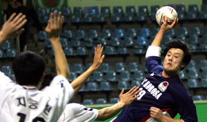 19일 잠실학생체육관에서 열린 핸드볼큰잔치 HC코로사-주산두류의 경기에서 코로사 장대수(오른쪽)가 수비벽을 피해 슛을 날리고 있다. 연합