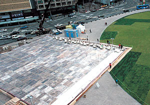 서울시청 앞 서울광장에 설치되고 있는 야외 미니 스케이트장. 개장(24일)을 앞두고 19일 한창 공사가 진행 중이다. 일부에서는 서울시가 애써 조성한 잔디광장 일부를 훼손하고 스케이트장을 짓는다며 비난하기도 한다. -원대연기자