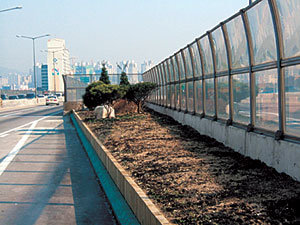 북부간선도로 하월곡 연결로에 설치된 미니 공중정원.사진 제공 서울시 시설관리공단