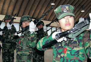 해병대 최초로 각각 여성 훈련 소대장과 훈련 교관이 된 이미희 중위(오른쪽)와 이지애 하사(왼쪽에서 두 번째)가 훈련 중 총기를 점검하고 있다. 사진제공 해병대 사령부