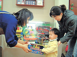 20일 엄마와 함께 녹색장난감도서관을 찾은 한 어린이가 ‘동물악단’ 장난감을 받고 기뻐하고 있다. 사진제공 서울시