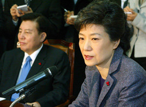 “회담제안 수락”한나라당은 이날 국회에서 박근혜 대표(오른쪽) 주재로 상임운영위원회의를 갖고 여당이 제안한 ‘4자회담’ 제안을 수락했다.-전영한 기자