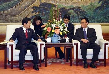 중국을 방문한 정동영 통일부 장관(왼쪽)이 21일 오후 베이징 인민대회당에서 우방궈 전국인민대표대회 상무위원장을 만나 환담하고 있다. 베이징=연합