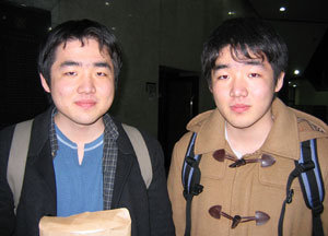 2005학년도 서울대 수시모집 전형에 나란히 합격한 박국진(왼쪽) 용진 쌍둥이 형제. 연합
