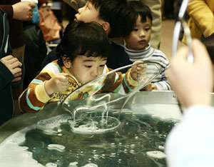 서울 강남구 삼성동 코엑스에서 열리는 샌프란시스코 과학놀이 전에 참가한 어린이들. 다양한 비누방울이 만들어지는 모습을 보고 있다. 사진제공 루트원