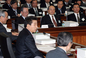 노무현 대통령(왼쪽 줄 가운데)이 24일 서울 세종로 정부중앙청사 별관에서 ‘2004년도 정부업무평가보고회’를 주재하고 있다. 이날 회의에선 24개 정부부처와 19개 청의 올해 업무성과에 대한 평가가 있었다.-박경모 기자