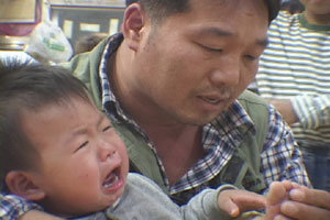 SBS가 27일 방영하는 ‘장군이네 집’에서 ‘큰 아빠’로 불리는 김성진씨가 우는 아이를 달래고 있다. 사진제공 SBS
