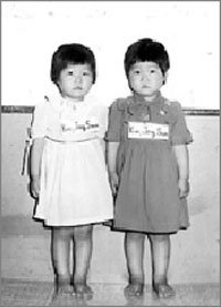 미국으로 입양된 지 26년 만에 한국의 가족을 찾은 김종순(왼쪽) 종선 쌍둥이 자매의 입양 당시(3세) 모습. 연합